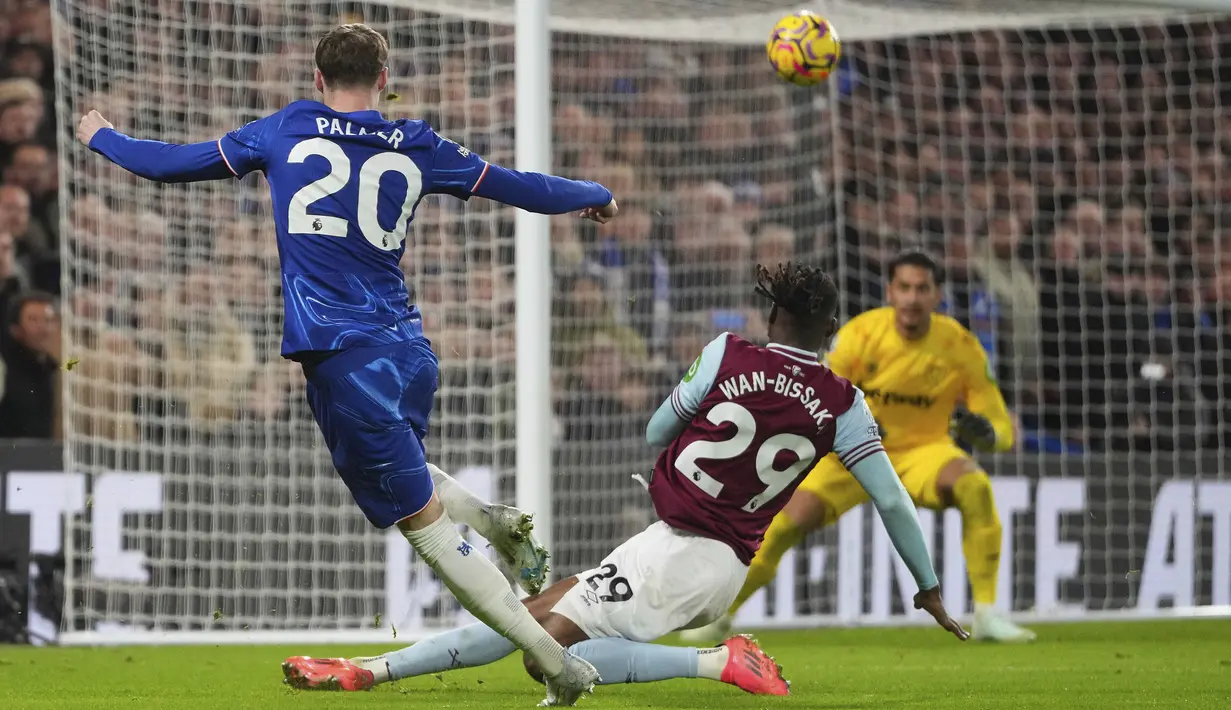 Pemain West Ham, Aaron Wan-Bissaka (kanan) melakukan gol bunuh diri setelah tidak sengaja membelokkan bola tendangan pemain Chelsea, Cole Palmer dalam laga lanjutan Liga Inggris 2024/2025 di Stamford Bridge, London, Inggris, Selasa (04/02/2025) WIB. (AP Photo/Kirsty Wigglesworth)