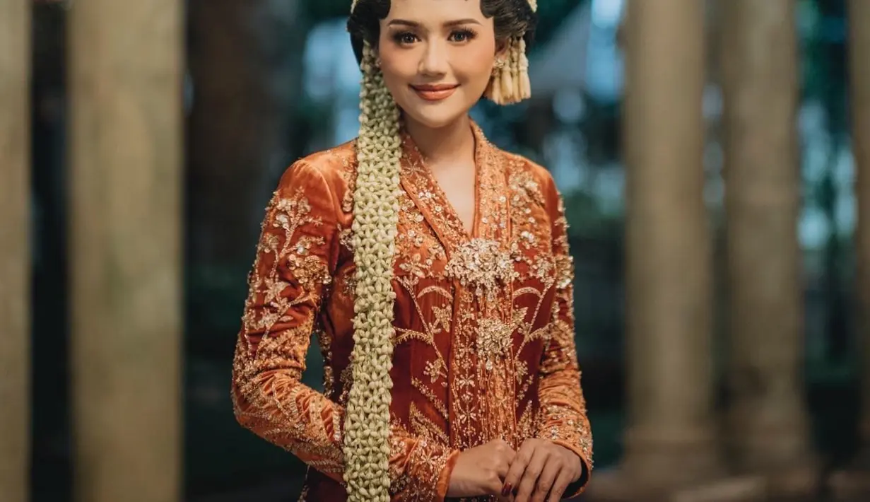 Saat melihat outfit Lebaran Kaesang dan Erina, jadi teringat vibes saat mereka jadi pengantin. Kala itu, keduanya juga tampak serasi menggunakan kebaya dan beskap warna orange. [Foto: @erinagudono]