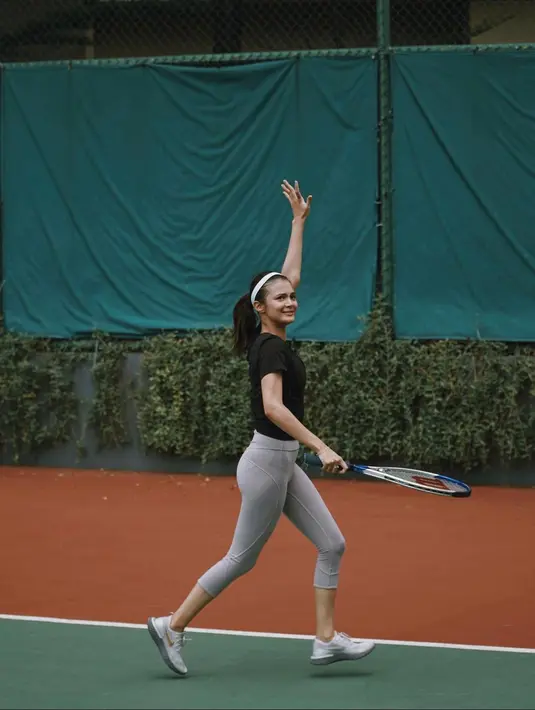 Tenis merupakan olahraga yang dapat menambah relasi pertemanan sahabat fimela serta  mengurangi osteoporosis, lho. (instagram/amandarawles)