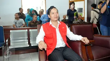 Perancang busana kondang, Hengki Kawilarang menjalani sidang perdana dengan agenda pembacaan dakwaan di PN Jakarta Selatan, Senin (22/6/2015). Hengki diduga telah menggelapkan uang sebesar Rp 1,6 miliar milik Jeng Ana. (Liputan6.com/Panji Diksana)