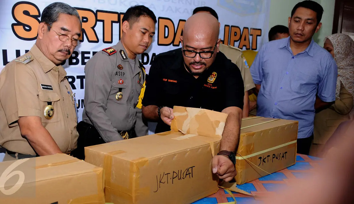 Pembukaan surat suara Pilkada DKI Jakarta 2017 dilaksanakan di Gudang Logistik KPU Jakarta Pusat, Jakarta, Senin (24/1). Pembukaan surat suara itu dilaksanakan oleh KPU Jakpus, Bawaslu Jakpus, dan Wali Kota Jakpus. (Liputan6.com/Gempur M Surya)