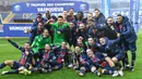 Pemain PSG merayakan juara Piala Super Prancis atau Trophee des Champions usai mengalahkan Marseille di Stade Bollaert-Delelis, Kamis (14/1/2020). PSG menang 2-1 atas Marseille. (AFP/Denis Charlet)