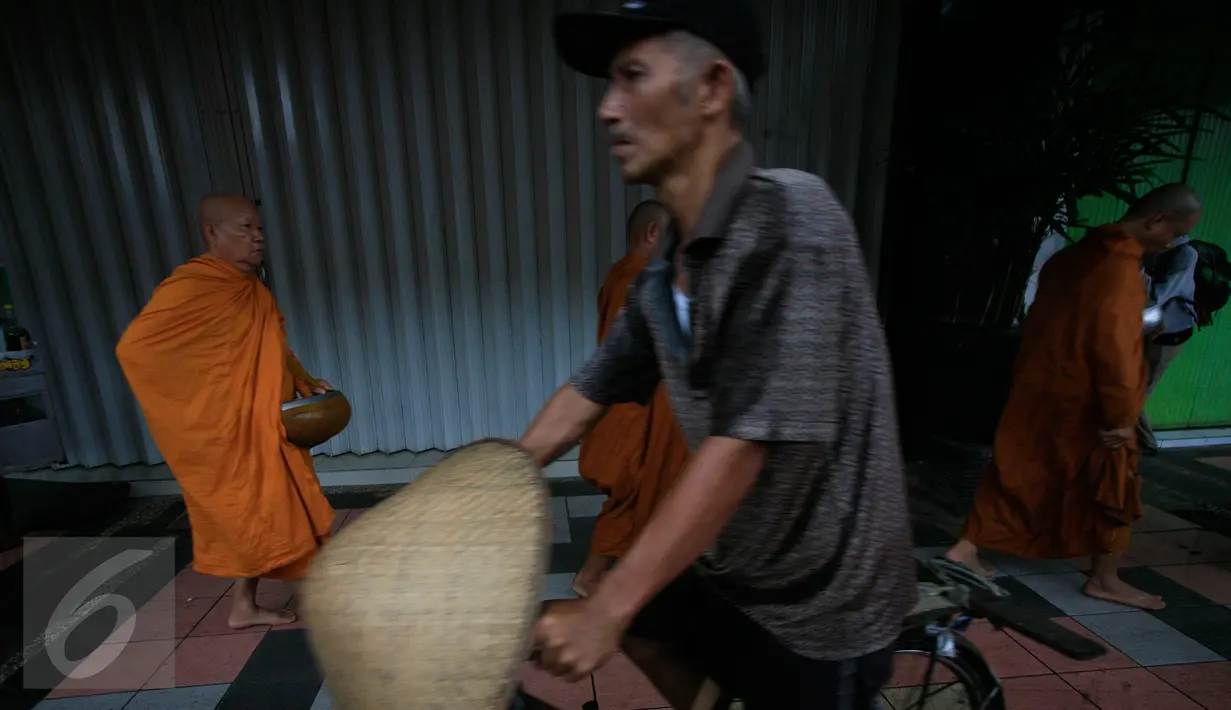 Sejumlah Bhiksu melaksanakan ritual Pindapata di Jl.Pemuda Magelang, Jawa Tengah, Sabtu (21/5/2016). Pindapata di selenggarakan untuk menyambut peringatan Waisak. (Boy Harjanto)