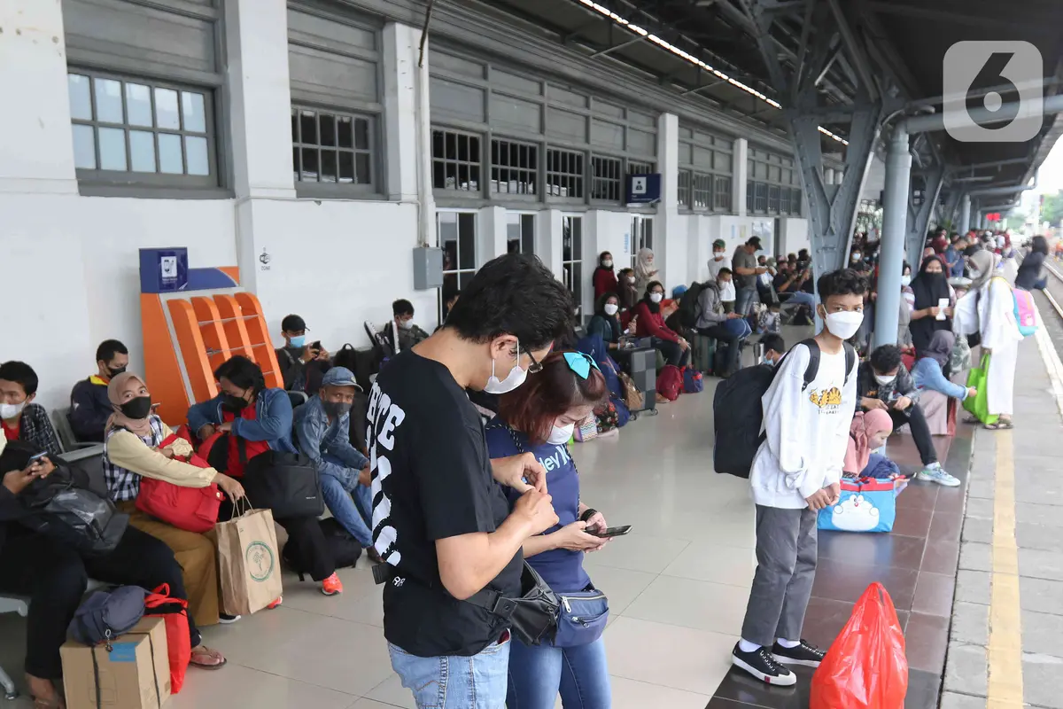 Mudik Lebih Awal di Stasiun Pasar Senen