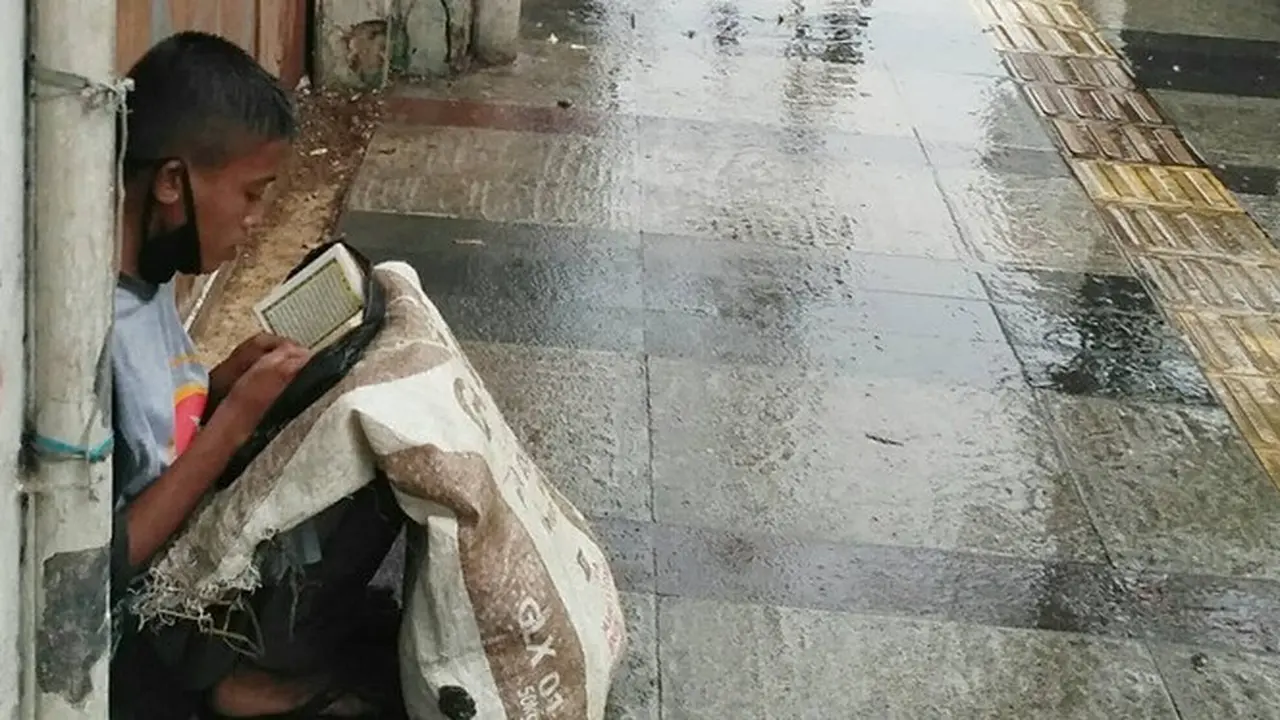 Viral Pemulung Mengaji, Ditawari Jadi 'Direktur' Hingga Diangkat Anak Syekh Ali Jaber