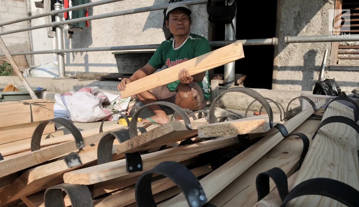 Perajin menyelesaikan pembuatan bakiak di Jakarta, Kamis (1/8/2019). Memasuki bulan Kemerdekaan, produksi bakiak rumahan milik Bang Bandit ini mampu menghasilkan 150 pasang bakiak per hari dengan harga jual Rp 25 ribu-35 ribu dan telah dipasarkan hingga ke Bekasi. (merdeka.com/Iqbal S Nugroho)