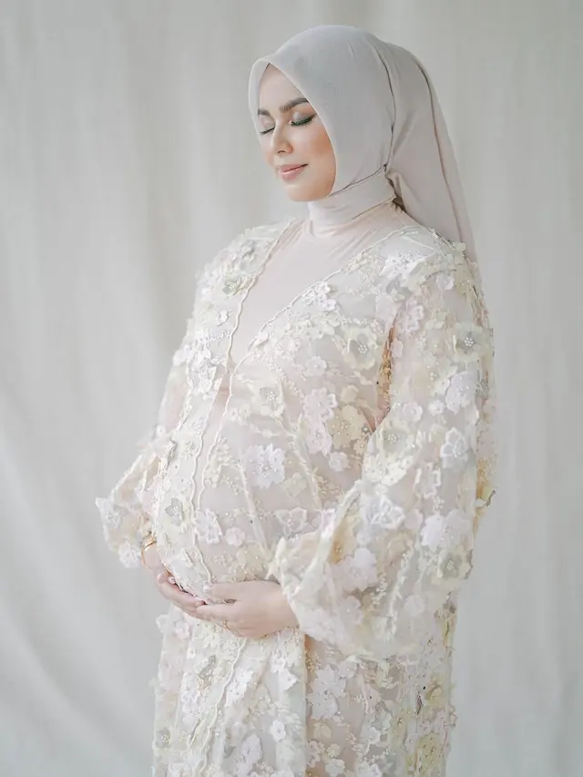 6 Potret Maternity Shoot Istri Megantara, Menawan dengan Baby Bump Besar