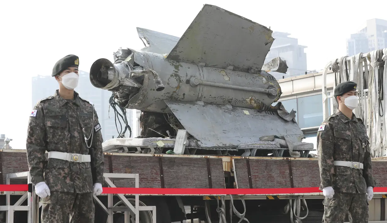 Puing-puing rudal yang diidentifikasi Kementerian Pertahanan sebagai rudal permukaan-ke-udara SA-5 Korea Utara, diperlihatkan di Kementerian Pertahanan Korea Selatan di Seoul, Rabu (9/11/2022). Kementerian Pertahanan Korea Selatan mengecam keras peluncuran rudal yang dilakukan oleh Korea Utara. (Han Sang-kyun/Yonhap via AP)