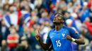 Gelandang Prancis, Paul Pogba melakukan selebrasi usai mencetak gol kegawang Islandia pada perempat final Piala Eropa di Stade Velodrome, Perancis, (3/7). Prancis melaju ke Semifinal usai menang atas Islandia dengan skor 5-2. (REUTERS/Christian Hartmann)