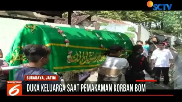 Korban mengalami luka bakar parah setelah ditabrak mobil pelaku pengeboman yang meledak di depan gereja.