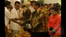 Presiden Joko Widodo bersalaman dengan pelaku usaha di Jakarta Jakarta Food Security Summit, Kamis (12/2/2015). Acara ini ditujukan untuk mewujudkan karya dan komitmen para pelaku usaha dalam skala nasional dan internasional. (Liputan6.com/Faizal Fanani)