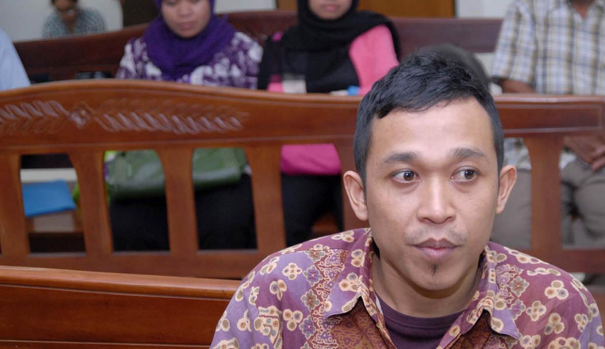 Hendra Saputra dituntut 2,5 tahun penjara, denda Rp 50 juta subsider 6 bulan kurungan. (23/7/14) (Liputan6.com/Miftahul Hayat)