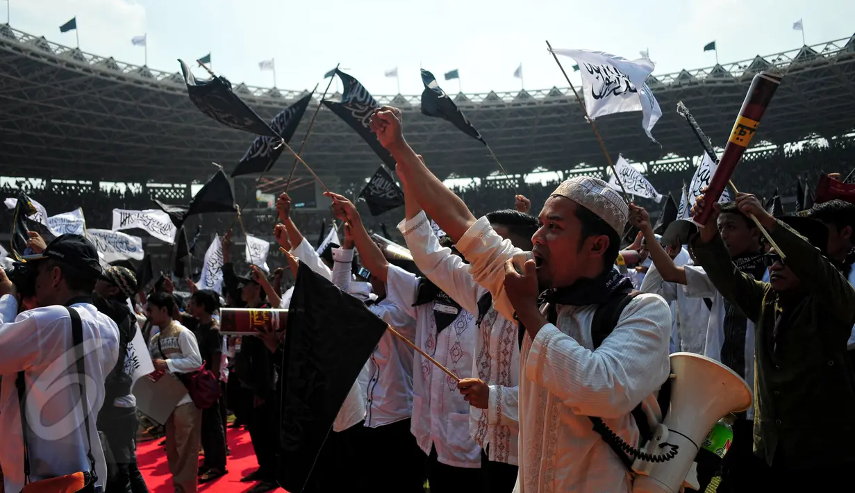 Jamaah Islam Hizbut Tahrir Indonesia (HTI) mengumandangkan yel-yel saat Rapat dan Pawai Akbar (RPA) 2015 bertema "Bersama Umat Tegakkan Khilafah" di Stadion Gelora Bung Karno, Jakarta, Sabtu (30/5). (Liputan6.com/Yoppy Renato)
