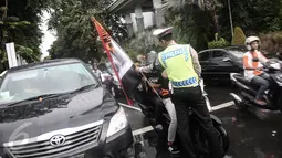 Petugas kepolisian merazia  suporter yang membawa bendera dengan  tongkat disekitar kawasan Gelora Bung Karno, Jakarta, Minggu (8/5/2016). Razia tersebut dilakukan untuk mengatisipasi keributan antar supporter. (Liputan6.com/Faizal Fanani)