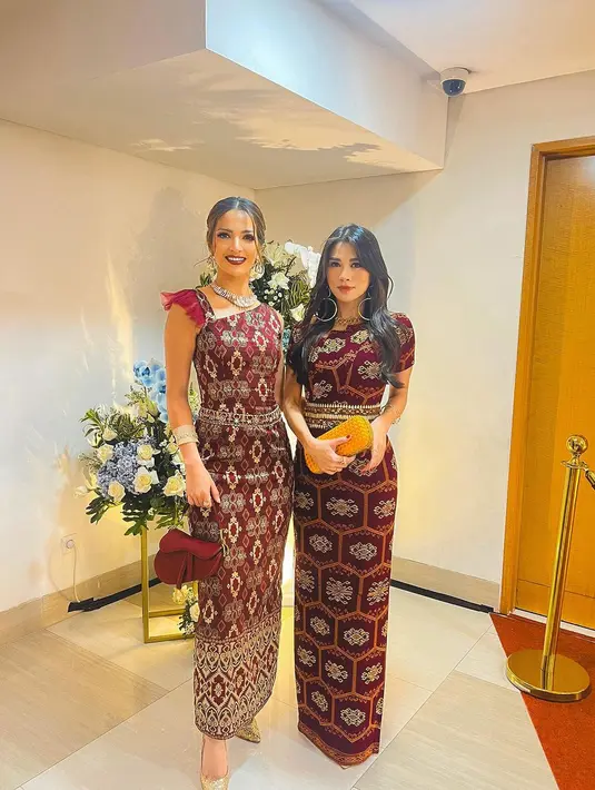 6 Gaya Elegan Nia Ramadhani Modifikasi Kain Tenun Sumba Timur Jadi