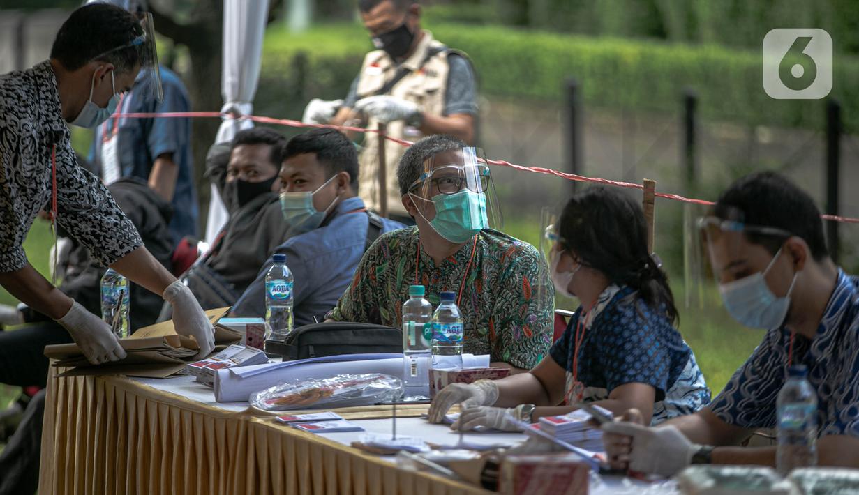 Suasana pemungutan suara untuk Pilkada Kota Tangerang Selatan (Tangsel) di Tempat Pemungutan Suara (TPS) 69 Pisangan, Ciputat, Rabu (9/12/2020). Protokol kesehatan dipraktikkan cukup ketat di TPS di Pilkada Kota Tangsel untuk menghindari penularan COVID-19 (Liputan6.com/Faizal Fanani)