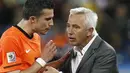 Striker Belanda Robin van Persie (kiri) berbicara dengan bosnya Bert Van Marwijk di laga perdelapan final PD 2010 lawan Slovakia di Moses Mabhida Stadium, Durban, 28 Juni 2010. AFP PHOTO / THOMAS COEX 