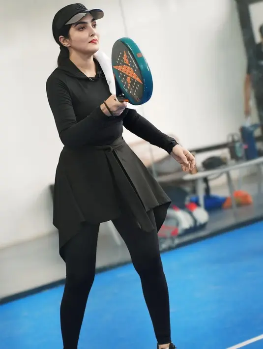 Gaya sporty-nya mencuri perhatian karena tetap modis tanpa mengorbankan kenyamanan. Ia memilih outfit serba hitam yang memberikan kesan sleek dan modern.  [@ashanty_ash].