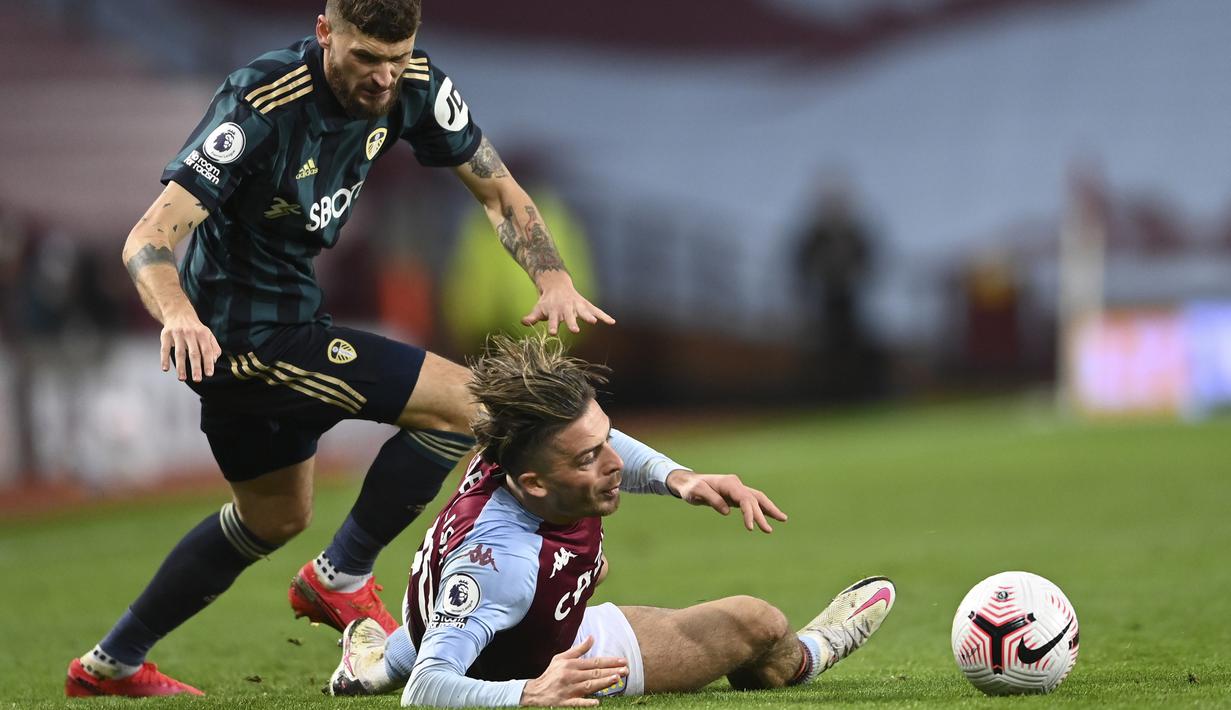 Gelandang Leeds United, Mateusz Klich, berebut bola dengan gelandang Aston Villa, Jack Grealish, pada laga lanjutan Liga Inggris di Villa Park, Sabtu (23/10/2020) dini hari WIB. Leeds United menang 3-0 atas Aston Villa. (AFP/Laurence Griffiths/pool)