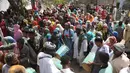 Warga etnis Sheedi Pakistan memainkan musik sambil menari saat Festival Sheedi Mela di Makam Sufi Hasan-al-Maroof Sultan Manghopir, Pakistan (4/3). Shaadi Mela diselenggarakan setiap musim panas, selama empat hari. (AFP Photo/Asif Hassan)