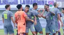 Pemain Persebaya Surabaya merayakan kemenangan atas Persita Tangerang pada laga Liga 1 di Stadion Indomilk Arena, Tangerang, Rabu (18/1/2023). Persebaya menang dengan skor 5-0. (Bola.com/M Iqbal Ichsan)