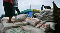 Aktivitas penurunan beras dari truk di pasar induk Cipinang, Jakarta, Selasa (27/12). Menteri Perdagangan (Mendag) Enggartiasto Lukita mengatakan, stok kebutuhan pokok pangan hingga akhir tahun akan cukup. (Liputan6.com/Angga Yuniar)