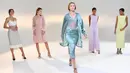 Para model memeragakan kreasi busana dari koleksi Musim Semi/Panas 2021 Vivienne Hu dalam ajang New York Fashion Week (NYFW) di New York, Amerika Serikat, 15 September 2020. Di tengah pandemi COVID-19, sebagian besar peragaan busana dalam NYFW tahun ini digelar secara daring. (Xinhua/Mike Coppola)