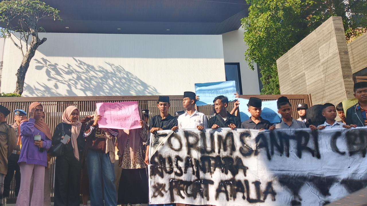 Santri Bandung Tersulut, Geruduk Rumah Atalia Istri RK soal Usulan APBN buat Bangun Ponpes Al Khoziny Dikaji