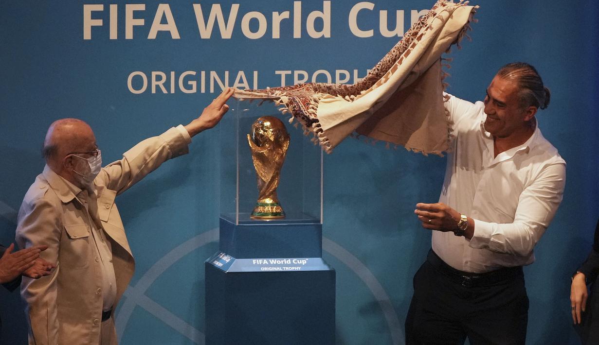 Iran untuk pertama kalinya dalam sejarah mendapatkan kesempatan untuk memamerkan langsung trofi Piala Dunia pada Kamis, 1 September 2022 waktu setempat. (AP/Vahid Salemi)
