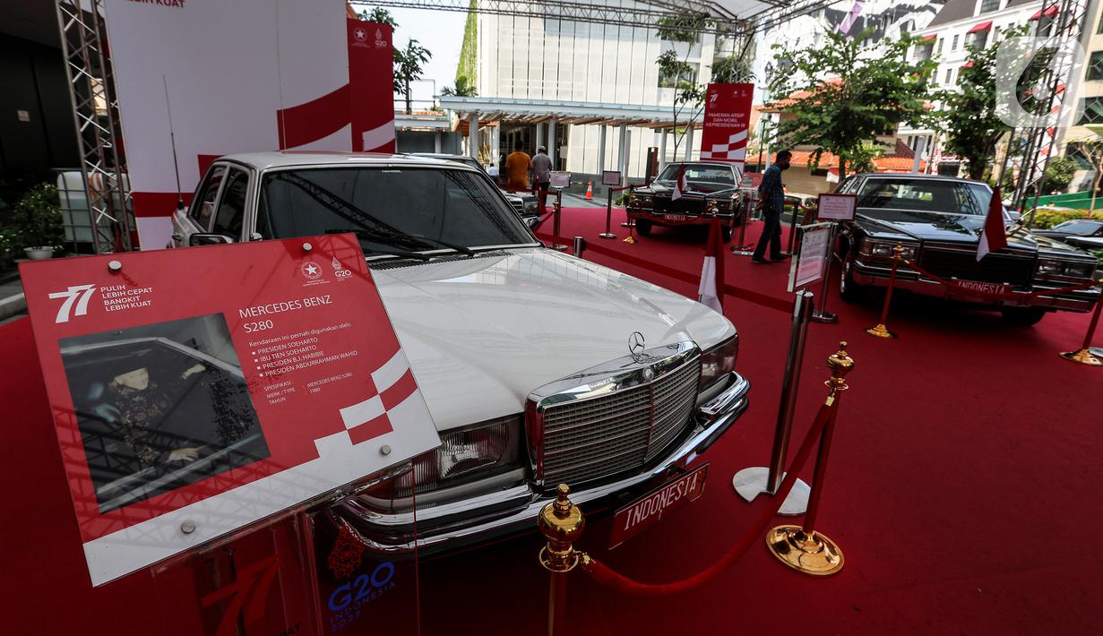 Salah satu mobil kepresidenan yang dipamerkan di Gedung Sarinah, Jakarta Pusat, Kamis (18/8/2022). Pameran dalam rangka Hari Ulang Tahun ke-77 Kemerdekaan Republik Indonesia ini digelar hingga 22 Agustus mendatang dan memamerkan mobil kepresidenan dari Era Presiden Soekarno hingga Presiden Joko Widodo. (Liputan6.com/Johan Tallo)