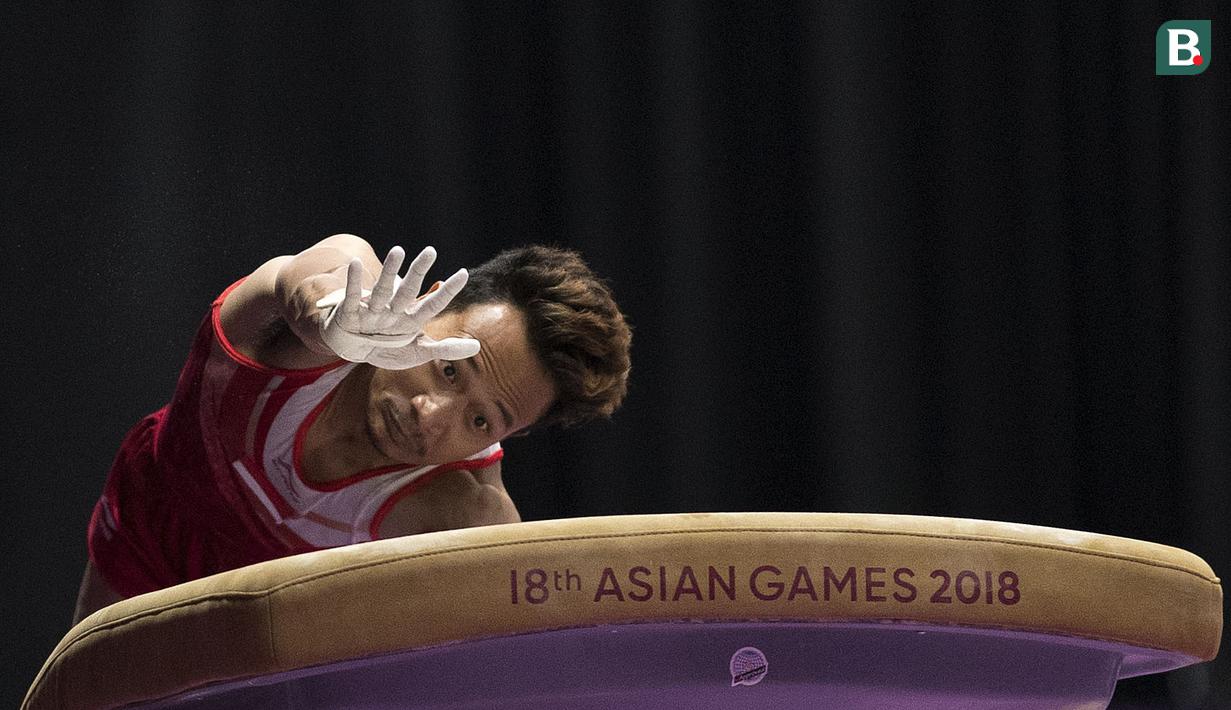 Agus Prayoko pesenam Indonesia yang turun di nomor kuda lompat ( pole vault) berhasil meraih medali perunggu di Asian Games 2018 yang bertempat di JIExpo Kemayoran Hall D, Jakarta Jumat (24//8/2018). (Bola.com/Peksi Cahyo)
