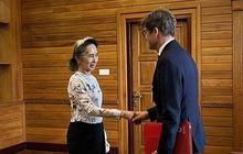 Aung San Suu Kyi Muncul Setelah Bertahun Tahun Tak Terlihat