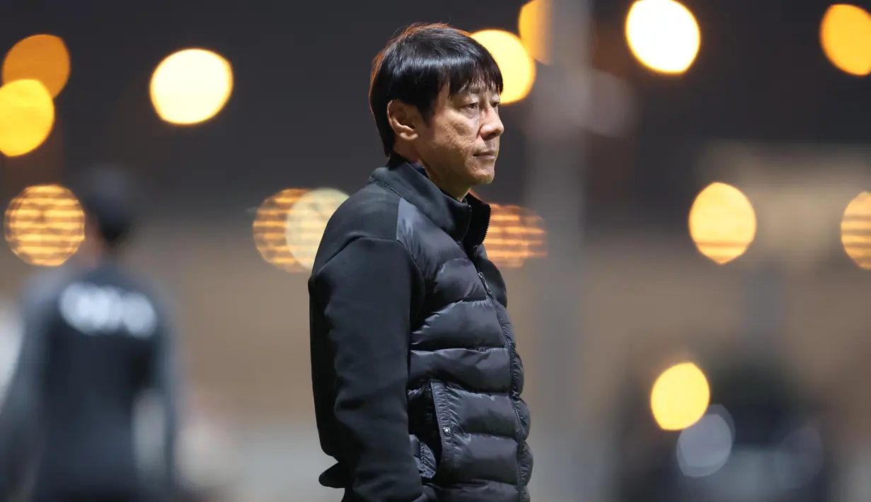 <p>Pelatih Timnas Indonesia, Shin Tae-yong saat menghadapi Timnas Iran pada laga uji coba terakhir menjelang Piala Asia 2023 di Al Rayyan Training Ground, Qatar, Selasa (9/1/2023) malam WIB. Timnas Indonesia kalah 0-5 dari Timnas Iran. (Dok. PSSI)</p>