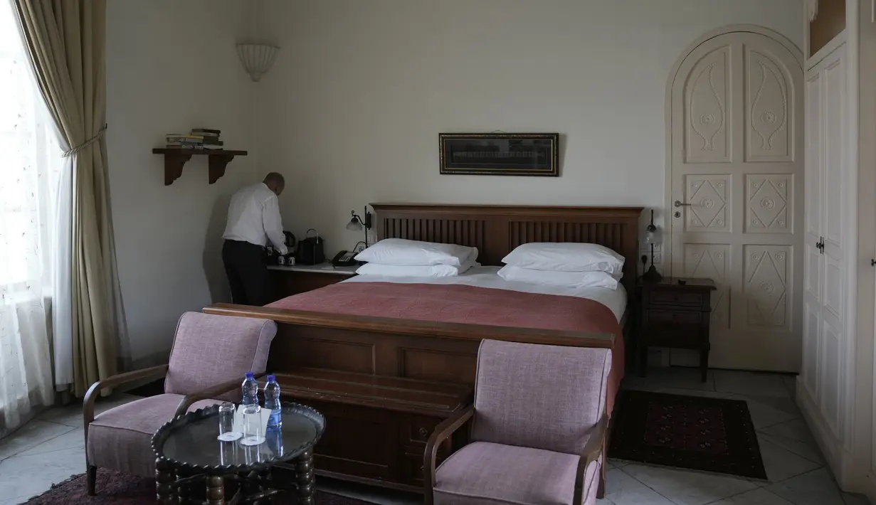 American Colony Hotel di Yerusalem, yang merupakan simbol industri, telah mem-PHK para pekerjanya dan sedang mempertimbangkan pemotongan gaji karena penurunan yang parah. (AP Photo/Mahmoud Illean)