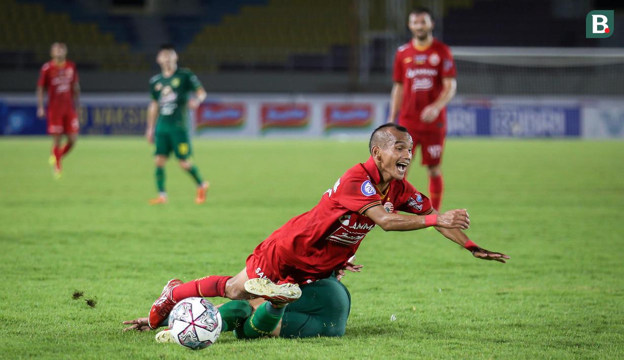 Upaya serangan Persija pun kerap dimuntahkan pemain Persebaya dengan melakukan intersep umpan atau tekel merebut bola dan membuangnya. (Bola.com/Bagaskara Lazuardi)