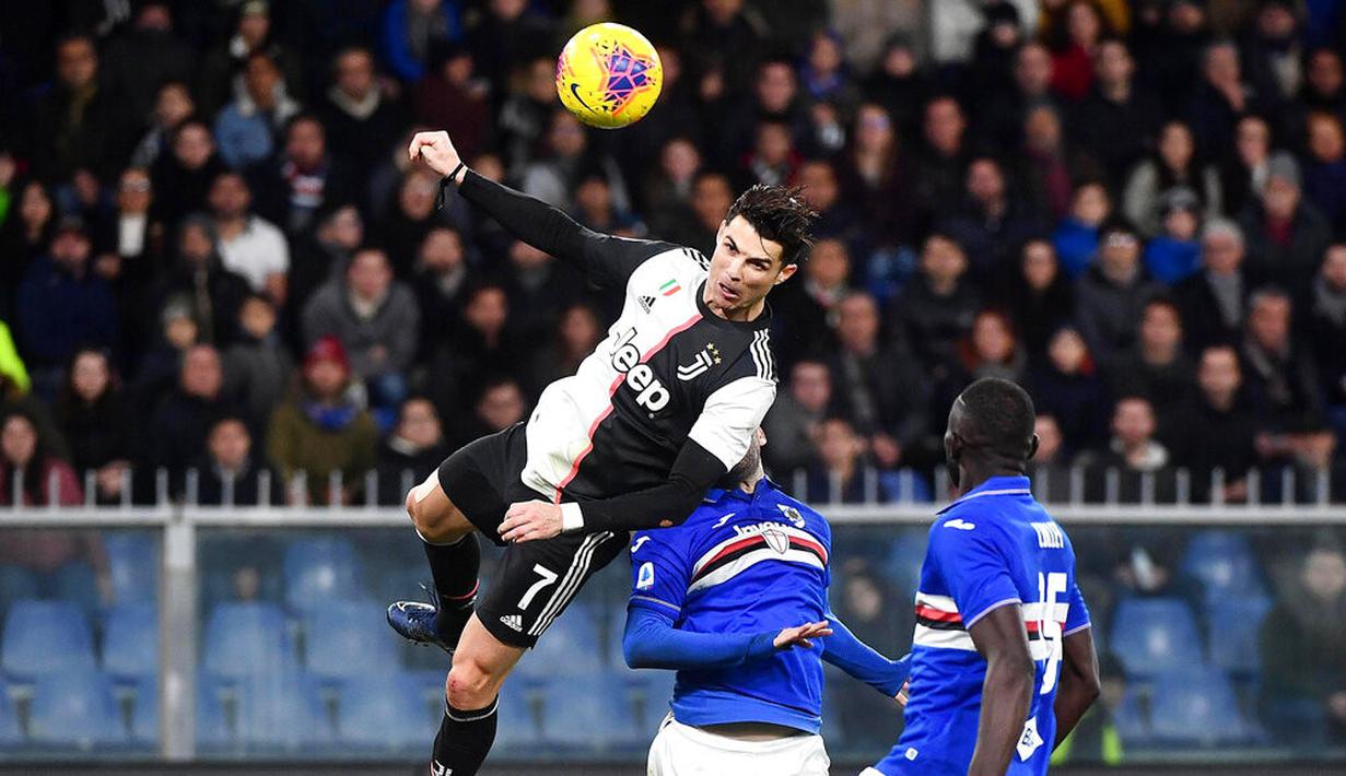 Striker Juventus, Cristiano Ronaldo, Mencetak gol ke gawang Sampdoria pada laga Serie A 2019 di Stadion Luigi Ferraris, Rabu (18/12). Juventus menang 2-1 atas Sampdoria. (AP/Luca Zennaro)