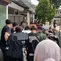 Jenazah Temon saat dipindahkan ke rumah duka di gereja (credit: Istimewa)