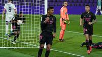Pemain Real Madrid, Casemiro, merayakan gol yang dicetaknya ke gawang Real Valladolid dalam laga jornada 24 La Liga Spanyol di Estadio Municipal José Zorrilla, Minggu (21/2/2021) dini hari WIB. Real Madrid mencuri tiga poin berkat kemenangan 1-0 dalam laga ini. (CESAR MANSO / AFP)