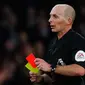 Mike Dean dan keluarganya pernah mendapat ancaman pembunuhan usai mengeluarkan 3 kartu merah dalam 2 partai beruntun di Premier League.  (AFP/Adrian Dennis)