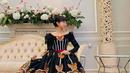 Selain performance-nya, pesona Dita Karang dalam balutan gaun Batik di KBRI Seoul mencuri perhatian. (Instagram/@dita.karang_new).