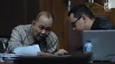 Terdakwa penerbitan SKL terhadap obligor BLBI, Syafruddin Arsyad Temenggung (kiri) berbincang dengan penasehat hukumnya pada sidang lanjutan di Pengadilan Tipikor, Jakarta, Kamis (21/6). Sidang mendengar keterangan saksi. (Liputan6.com/Helmi Fithriansyah)