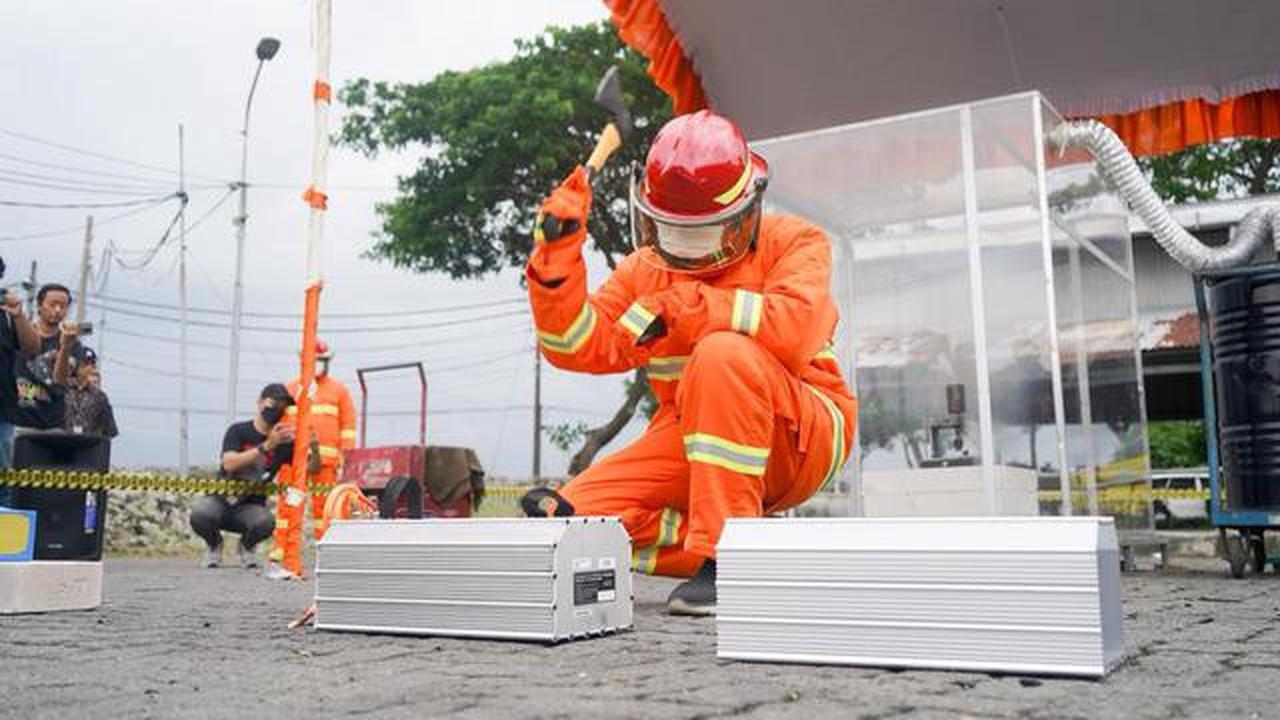 Polytron Uji Ketahanan Baterai LFP FOX Electric dengan Tusuk dan Dibenturkan, Ini Hasilnya