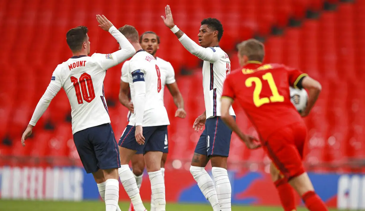 Penyerang Inggris, Marcus Rashford, melakukan selebrasi bersama Mason Mount usai mencetak gol ke gawang Belgia pada laga UEFA Nations League di Stadion Wembley, Minggu (11/10/2020). Inggris menang dengan skor 2-1. (AP/Ian Walton, Pool)