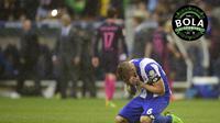 Reaksi bek Deportivo La Coruna, Raul Albentosa, setelah timnya mengalahkan Barcelona, 2-1, pada pertandingan lanjutan La Liga, di Stadion Riazor, La Coruna, Spanyol, Minggu (12/3/2017). (AFP/Miguel Riopa). 