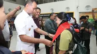 PMI yang mudik Lebaran Idul Fitri disambut Wagub Sumut, Musa Rajekshah, di pintu keluar kedatangan internasional Bandara Kualanamu, Kabupaten Deli Serdang