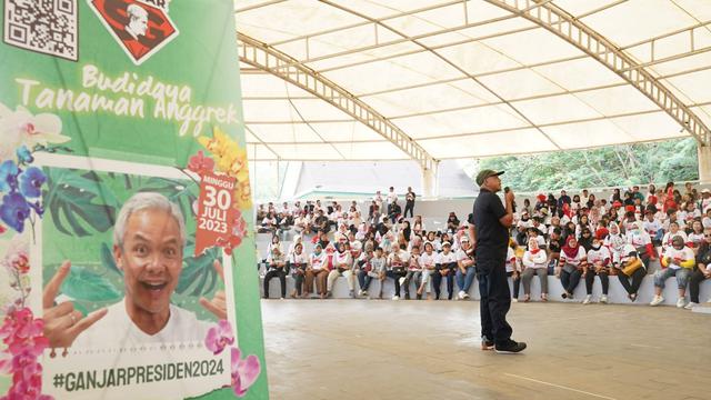 Relawan pendukung bakal calon presiden (capres) Ganjar Pranowo mengadakan Senam Sehat Bersama dan Pelatihan Budidaya Anggrek di Kota Tangerang Selatan (Tangsel), Banten.