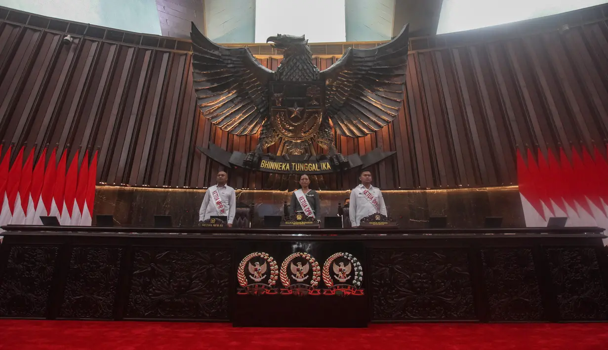Sejumlah pegawai melakukan gladi kotor persiapan pidato presiden di Kompleks Parlemen, Senayan, Jakarta, Rabu (13/8/2025). (merdeka.com/Arie Basuki)