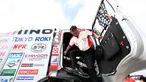 Pembalap Hino Yoshimasa Sugawara dari Jepang keluar dari truknya saat melakukan pemeriksaan teknis jelang Reli Dakar 2018 di Lima, Peru (3/1). Hino satu-satunya brand truk asal Jepang yang ambil bagian dalam edisi ke-40 Reli Dakar. (AFP Photo/Franck Fife)