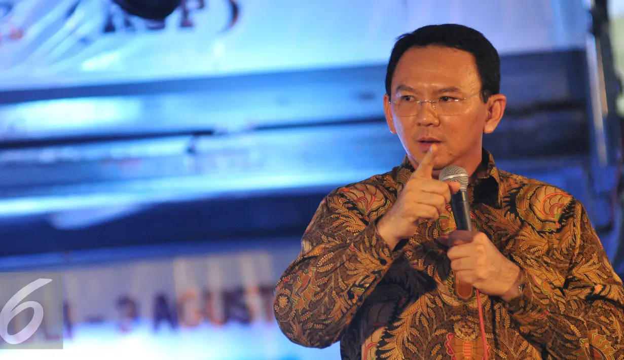 Gubernur DKI Jakarta Basuki Tjahaja Purnama geram dengan harga barang di JakBook dan Edu Fair 2015 lebih mahal dari harga pasaran, Jakarta, Senin (27/7). Ahok menghimbau agar warga tidak lagi belanja dipameran tersebut. (Liputan6.com/Herman Zakharia)