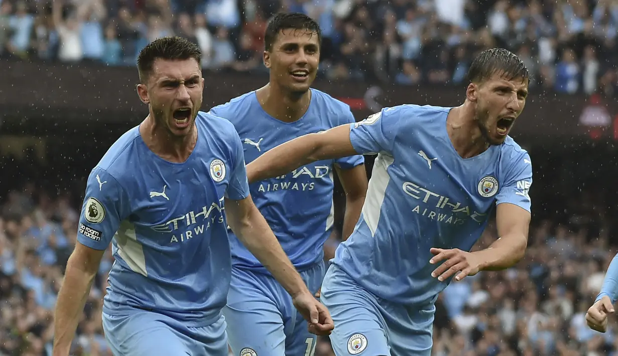 Bek Manchester City, Aymeric Laporte (kiri) berselebrasi usai mencetak gol ke gawang Norwich City pada pertandingan pekan kedua Liga Inggris di stadion Etihad di Manchester, Inggris, Sabtu (21/8/2021). Man City menang telak atas Norwich City 5-0. (AP Photo/Rui Vieira)